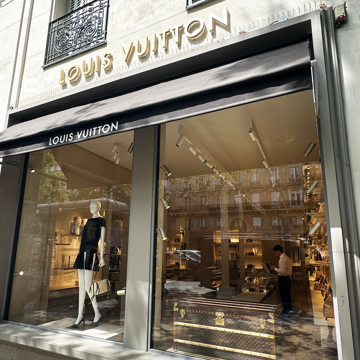Louis Vuitton Flagship Store Paris – Iconic Luxury Fashion & Leather Goods