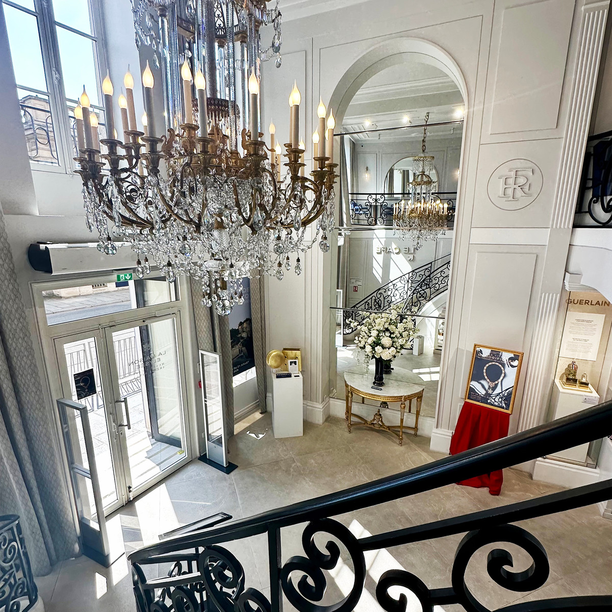 From the upper gallery, visitors can admire the double-height hall, sparkling chandeliers and architectural details usually hidden behind the walls of the presidential residence.