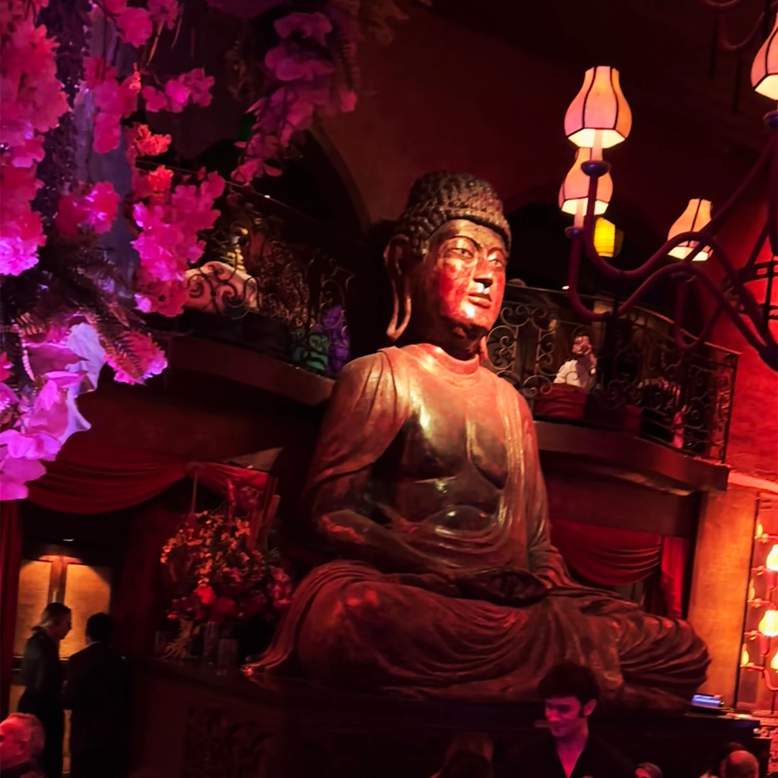 Buddha-Bar Paris dining room and evening atmosphere