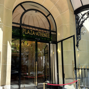 The Legendary Address of Avenue Montaigne
Few hotels are as closely associated with Parisian fashion as Plaza Athénée. For decades, designers, editors and celebrities have made this legendary address part of the rhythm of Fashion Week.