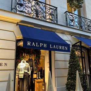 Ralph Lauren's Parisian Winter Elegance
The deep blue awnings and festive decorations bring a touch of New York sophistication to Avenue Montaigne. During the winter season, Ralph Lauren transforms its Paris flagship into one of the avenue's most elegant storefronts.