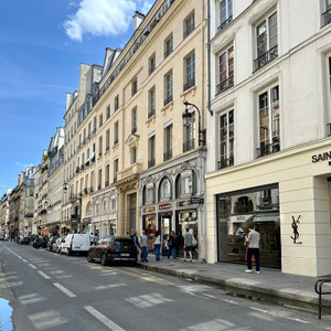 Rue Saint-Honoré – Where Modern Style Meets Parisian Heritage
A magnet for trendsetters & timeless maisons, Rue Saint-Honoré bridges heritage & the now. Stroll with style, guided by TLC Paris Concierge.