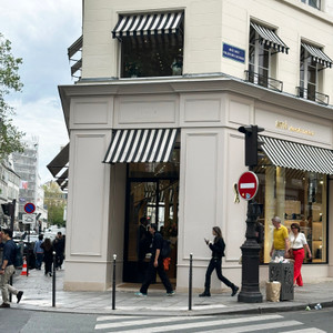 Located on the corner of Rue de Turenne and Rue des Filles du Calvaire, the AMI Paris flagship store reflects the brand's effortless Parisian style with contemporary fashion, minimalist interiors and a distinctly local identity.