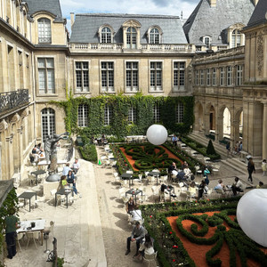 The peaceful courtyard of Musée Carnavalet offers a quiet place to pause between exhibitions, surrounded by elegant architecture and one of the most beautiful museum gardens in Paris.