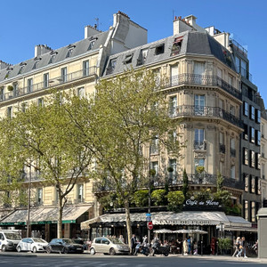 A classic terrace moment at Café de Flore, where Parisian life unfolds between coffee, conversation, and timeless style.