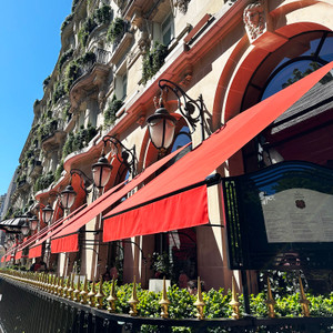 Plaza Athénée Façade
With its signature red awnings, elegant balconies and prime location on Avenue Montaigne, Plaza Athénée is one of Paris's most iconic luxury hotels. The historic façade has become a symbol of Parisian glamour, fashion and timeless refinement.