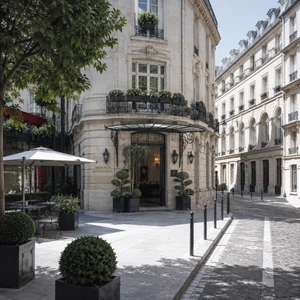 Grand Hôtel du Palais Royal | Boutique Luxury & Artistic Calm
Moments from the Louvre, Tuileries Garden, and Galerie Vivienne, Grand Hôtel du Palais Royal combines discreet charm with refined service. Guests enjoy elegant suites, spa treatments, and views of Paris rooftops from Café 52. Surrounded by Musée des Arts Décoratifs and designer boutiques on Rue Saint-Honoré, it’s a romantic escape curated by TLC Paris Concierge.