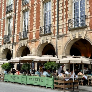 One of the Most Beautiful Café Terraces in Paris
Located beneath the historic arcades of Place des Vosges, Carette offers front-row views of one of Paris's most elegant squares. The terrace is a popular stop for coffee, lunch, pastries and people-watching in the heart of the Marais.
