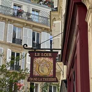 Le Loir dans la Théière
Hidden along Rue des Rosiers in the heart of the Marais, Le Loir dans la Théière is one of Paris's most beloved tea rooms. Known for generous homemade cakes, relaxed interiors, and a timeless atmosphere, it remains a favourite stop for locals and visitors seeking a slower side of Paris.