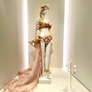 Floral Fantasy at the Musée Yves Saint Laurent Paris
One of the exhibition's most memorable creations, this sculptural silhouette transforms flowers into couture. Delicate roses, soft fabrics and theatrical presentation reflect the poetic imagination that continues to inspire visitors at the Musée Yves Saint Laurent Paris.