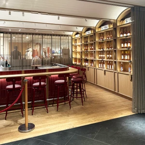 Gourmet Counter & Dining
La Grande Épicerie de Paris combines gourmet shopping with elegant counters where visitors can stop for a relaxed bite or tasting.