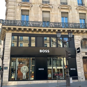 Hugo Boss exemplifies refined bespoke tailoring and modern elegance in Parisian menswear. Discover bespoke suits and sophisticated styles, curated by TLC Paris.

Hugo Boss incarne le raffinement du sur-mesure et l'élégance moderne dans le prêt-à-porter masculin parisien. Découvrez des costumes sur-mesure et des styles sophistiqués, sélectionnés par TLC Paris.