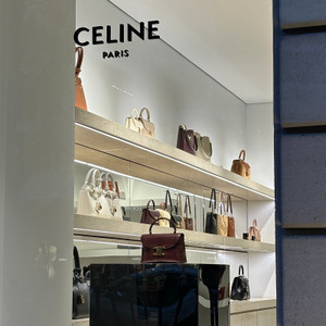 Recommended by TLC Paris, Celine bags define quiet luxury — sculptural lines, smooth calfskin & discreet gold hardware shaped by Parisian precision. From the Luggage Tote to the Triomphe, each piece reflects modern architecture in motion, crafted across boutiques from Avenue Montaigne to Rue Saint-Honoré.
