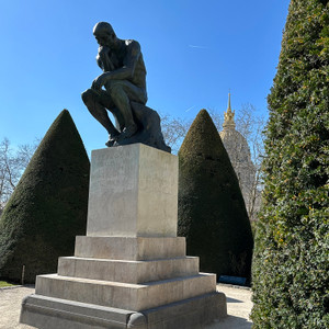 The Thinker, one of Auguste Rodin’s most famous works, welcomes visitors in the museum gardens. Framed by sculpted hedges and with the golden dome of Les Invalides rising behind, it is one of the most iconic views at Musée Rodin.