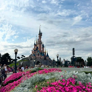 Sleeping Beauty Castle & Gardens
Sleeping Beauty Castle rises beyond the colourful seasonal gardens at Disneyland Park, creating one of the resort’s most recognisable views during the day.