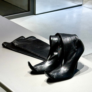 Balenciaga shoes redefine edgy movement — sculptural heels, sleek boots, comfortable edgy sandals & futuristic sneakers born from Parisian energy. Along Avenue Montaigne & Rue Saint-Honoré, each step becomes design in motion. Bold, architectural, and unmistakably modern — this is Paris walking to Balenciaga’s rhythm.