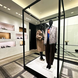At 31 Rue Cambon, Chanel’s world unfolds in black, white & light. Here, the mirrored staircase whispers couture history, and the scent of N°5 drifts through timeless halls. Just steps from Place Vendôme & the Tuileries, the flagship remains the purest expression of Parisian elegance — where modernity was born in silk & tweed.