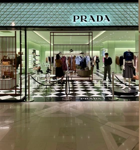 Explore the world of Prada with TLC Paris Concierge, where avant-garde elegance meets architectural simplicity. From iconic handbags like the Galleria and Re-Edition series to ready-to-wear, accessories, footwear, and fragrance, Prada blends intellect, innovation, and refined rebellion. We guide you to the finest Prada boutiques in Paris—each a testament to the brand’s bold vision and timeless sophistication.