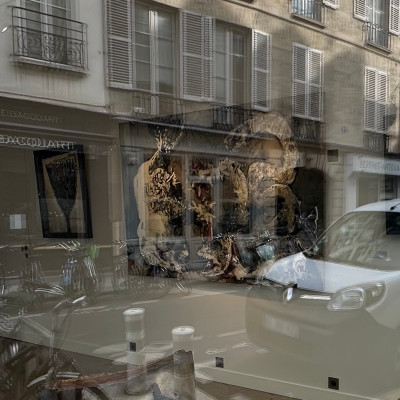 Art discovered rather than displayed
Unlike larger museum districts, Rue de Seine rewards slow walking and curious eyes, where unexpected works appear quietly behind old Parisian windows.