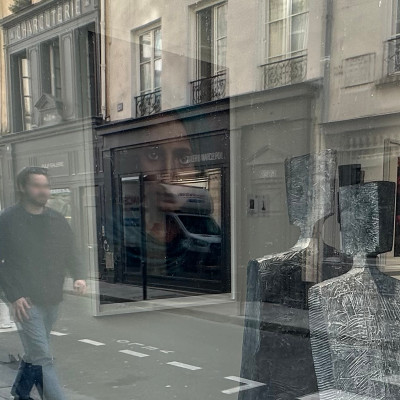 A fleeting portrait of Rue de Seine
Reflections overlap with sculpture, architecture and passing strangers, creating moments that feel almost cinematic — impossible to stage and unique to the street itself.
