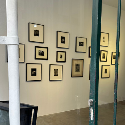 Quiet rooms for loud ideas
Behind understated façades, small galleries reveal intimate spaces where photography, drawing and contemporary works are given room to breathe.
