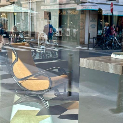Design Seen Through Glass
Part of the charm of Rue des Saints-Pères lies in what is glimpsed rather than displayed — interiors, furniture and carefully composed spaces revealed through large windows and reflections.
