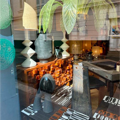 Sculptural Objects & Contemporary Craftsmanship
Ceramics, lighting and collectible design pieces transform shop windows into miniature exhibitions, blurring the line between gallery and boutique.