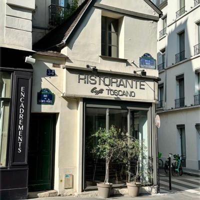Italian Corners & Neighbourhood Institutions
Between galleries and showrooms, long-standing addresses and neighbourhood cafés bring warmth and familiarity to the street's quieter rhythm.