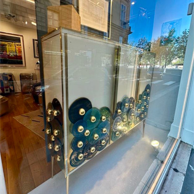 Curated Interiors & Decorative Arts
From one-off pieces to complete interiors, the street has become a discreet destination for those furnishing Parisian apartments and hôtels particuliers alike.
