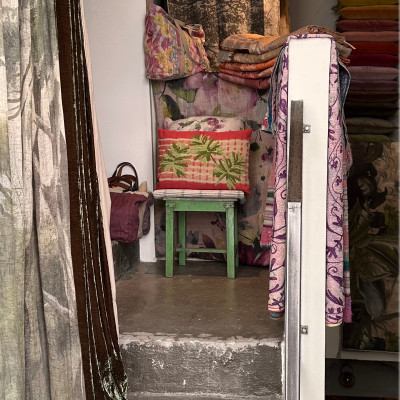 Layers Of Colour And Texture
Silks, linens, cushions and handwoven fabrics bring together influences from Paris, India and the Mediterranean in a distinctly bohemian atmosphere.
