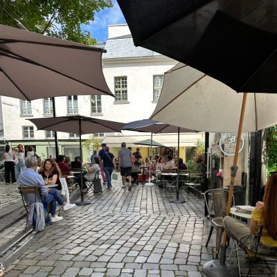 A Courtyard Made For Lingering
The quiet cobbled courtyards invite visitors to pause for a coffee between galleries, antique shops and design studios.