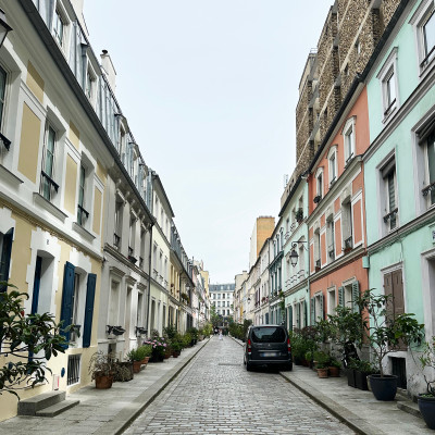 A Hidden Corner Near Gare de Lyon
Just a short walk from Gare de Lyon and the Bastille district, Rue Crémieux offers one of Paris' most unexpected contrasts — a peaceful residential street hidden beside one of the city's busiest transport hubs.