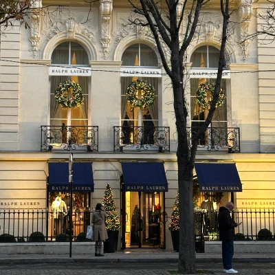 An American Icon on Paris' Fashion Avenue
Housed within an elegant Parisian mansion, Ralph Lauren's flagship blends Upper East Side refinement with the architectural language of Avenue Montaigne.