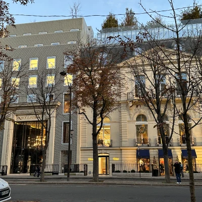 Where Contemporary Fashion Meets Haussmann Paris
Avenue Montaigne constantly reinvents itself, where contemporary flagship stores stand beside elegant nineteenth-century façades. The contrast between old Paris and modern luxury is part of the avenue's unique identity.