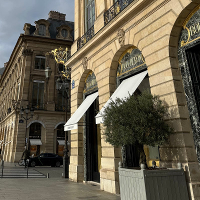 Place Vendôme After Dark
As evening falls, Place Vendôme transforms into one of Paris' most elegant nightscapes. The illuminated façades, quiet arcades and historic column create an atmosphere that feels closer to a film set than a city square.