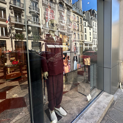 Fashion houses along Rue du Faubourg Saint-Honoré regularly blur the line between boutique and gallery. Reflections of Haussmann façades mix with seasonal collections, creating scenes that feel uniquely Parisian.