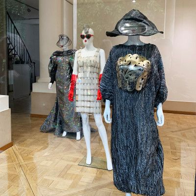 Palais Royal is also home to galleries, designers, and creative spaces. Behind the historic arcades, visitors discover fashion, art, jewelry, and contemporary craftsmanship.