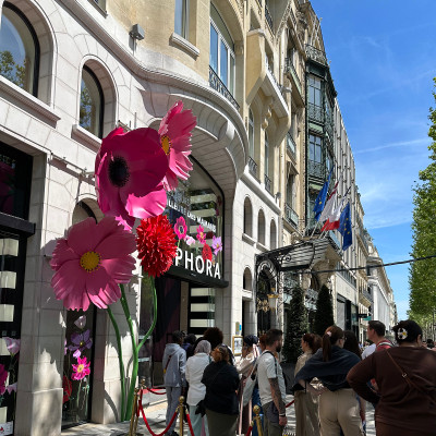 The Champs-Élysées regularly transforms through seasonal installations, artistic displays and flagship storefront experiences. From luxury fashion houses to beauty brands, the avenue combines shopping with creativity, attracting visitors who come as much for the atmosphere and visual spectacle as for the boutiques themselves.