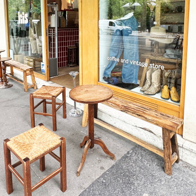 Kis combines specialty coffee with carefully curated vintage fashion and design. A relaxed neighborhood stop where coffee, creativity and slow browsing come together.