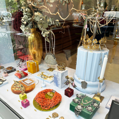 Antic Tonic specializes in vintage jewelry and timeless accessories, offering carefully selected pieces that blend Parisian elegance with unique character and history.
