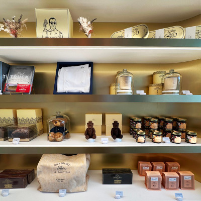 Nearby boutiques also feature gourmet Parisian specialties, from Ritz Paris delicacies and signature teas to beautifully presented gifts.