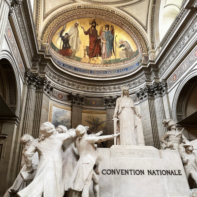 From quiet details to dramatic ceilings, the Pantheon offers an unforgettable cultural atmosphere.