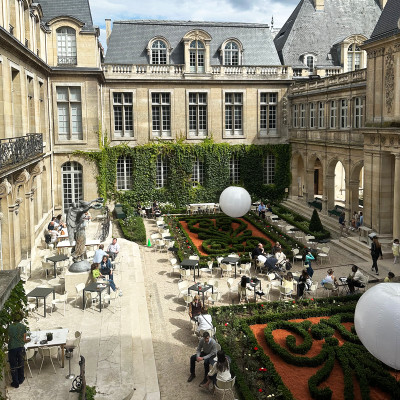 The peaceful courtyard of Musée Carnavalet offers a quiet place to pause between exhibitions, surrounded by elegant architecture and one of the most beautiful museum gardens in Paris.