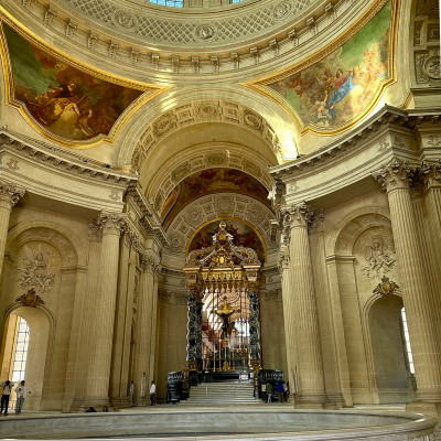 Golden ornamentation, classical architecture and centuries of craftsmanship define the remarkable interior of Les Invalides.