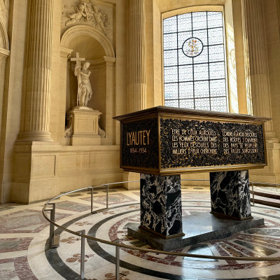 Among the monuments housed within Les Invalides, visitors discover tributes to military figures who shaped French history.