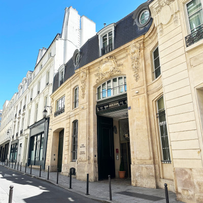 Hidden behind a historic Parisian façade, Hôtel Hoxton blends relaxed luxury with vibrant social energy — a courtyard retreat where boutique hospitality meets contemporary Parisian style.