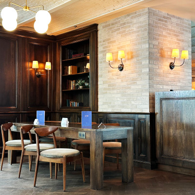 Large communal tables, comfortable seating and complimentary Wi-Fi make The Hoxton Paris a popular destination for remote workers, informal meetings and relaxed afternoons.