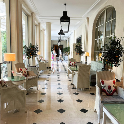 Bathed in natural light, this elegant gallery connects Le Bristol's famous courtyard garden with its refined lounges and restaurants. Comfortable seating, citrus trees, and classical architecture create a tranquil retreat in the heart of the prestigious 8th arrondissement, just moments from Rue du Faubourg Saint-Honoré.