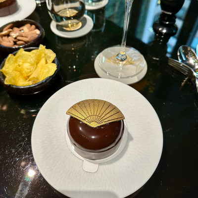 A refined dining detail at Mandarin Oriental Paris, where presentation and precision reflect the hotel’s culinary standards.