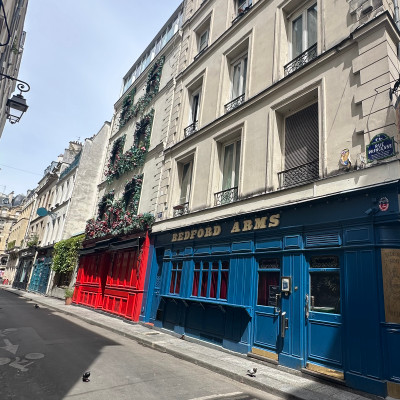 By day, Rue Princesse feels almost village-like, with colorful façades and quiet corners tucked behind the bustle of Saint-Germain-des-Prés. As evening falls, the street transforms into one of the Left Bank's liveliest addresses for drinks, terraces, and late-night conversations.